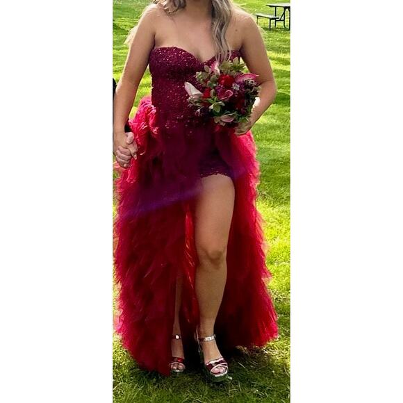 Prom Bay size 6 prom dress in the color wine. Corset with Lace up back & Ruffles - Picture 9 of 9